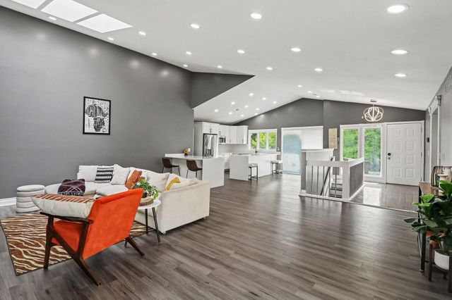 5655 Hillcrest Circle E, West Bloomfield Twp, MI 48322