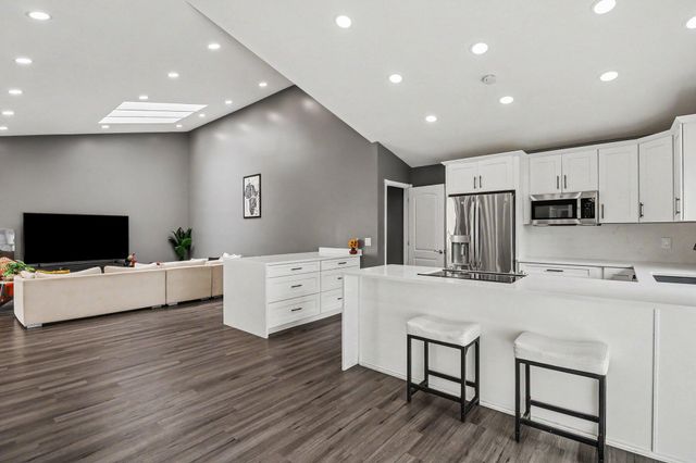 5655 Hillcrest Circle E, West Bloomfield Twp, MI 48322