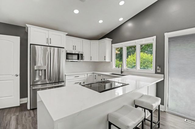 5655 Hillcrest Circle E, West Bloomfield Twp, MI 48322