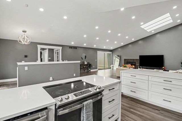 5655 Hillcrest Circle E, West Bloomfield Twp, MI 48322