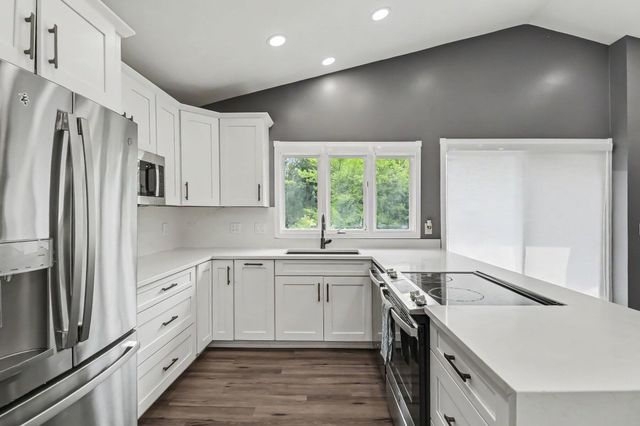5655 Hillcrest Circle E, West Bloomfield Twp, MI 48322