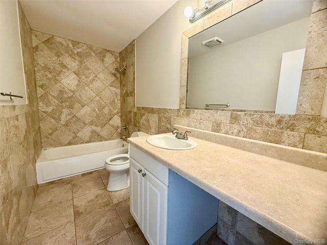 136 Hill Crescent, Calverton, NY 11933