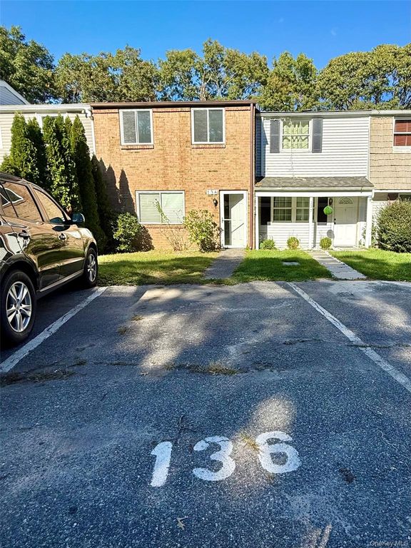 136 Hill Crescent, Calverton, NY 11933