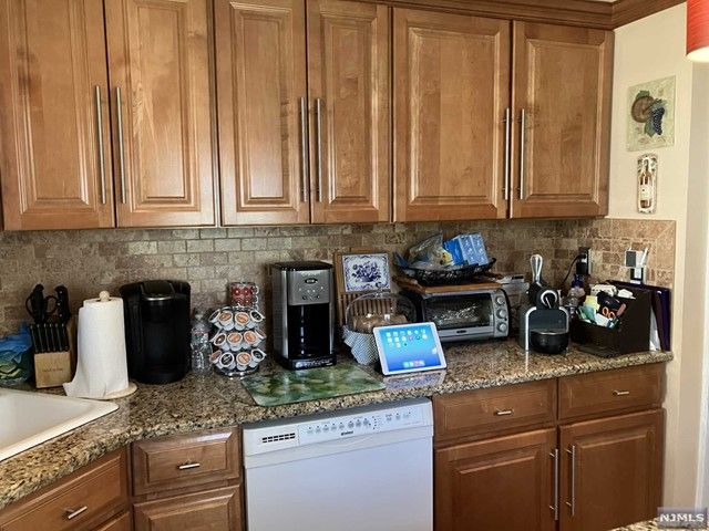 39 New Jersey Avenue, Bergenfield, NJ 07621