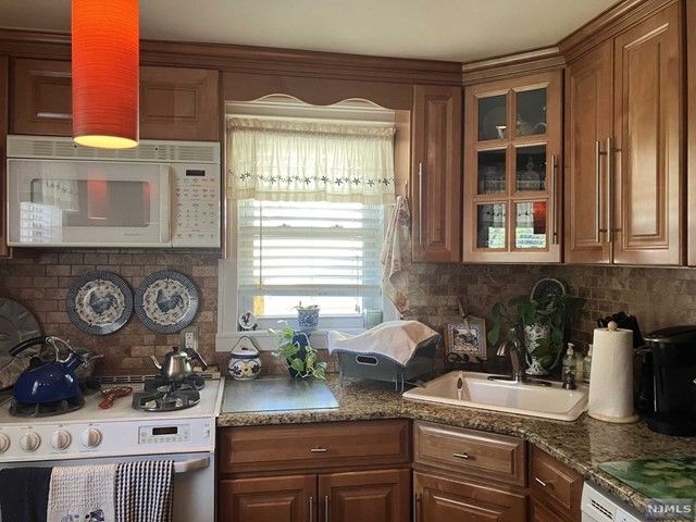 39 New Jersey Avenue, Bergenfield, NJ 07621