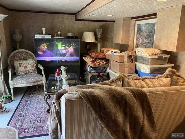 39 New Jersey Avenue, Bergenfield, NJ 07621