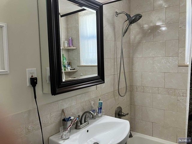 39 New Jersey Avenue, Bergenfield, NJ 07621