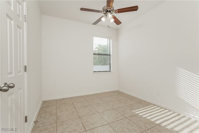 945 SW 6th PL, Cape Coral, FL 33991