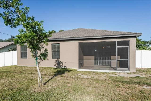 945 SW 6th PL, Cape Coral, FL 33991