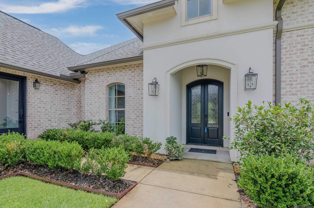 36501 Royal Oak Dr, Prairieville, LA 70769