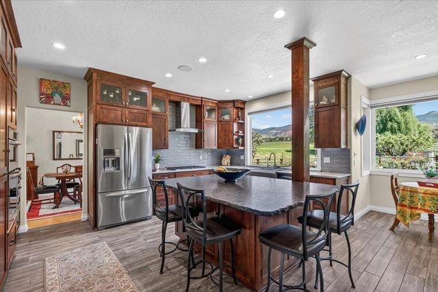 39 E Valley View Road, Ashland, OR 97520