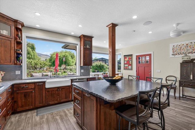 39 E Valley View Road, Ashland, OR 97520