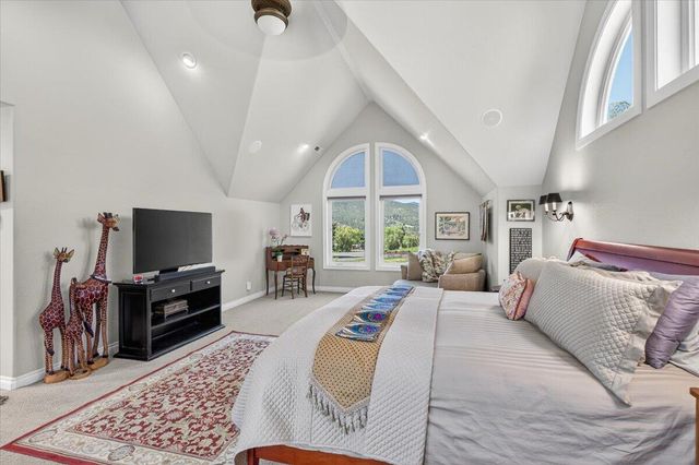 39 E Valley View Road, Ashland, OR 97520