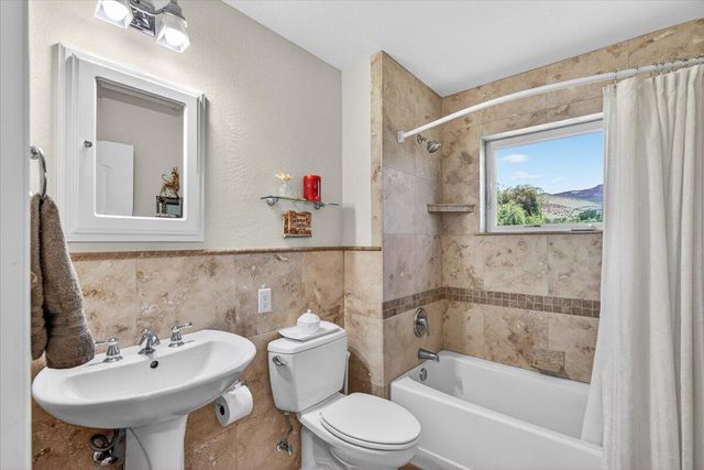 39 E Valley View Road, Ashland, OR 97520