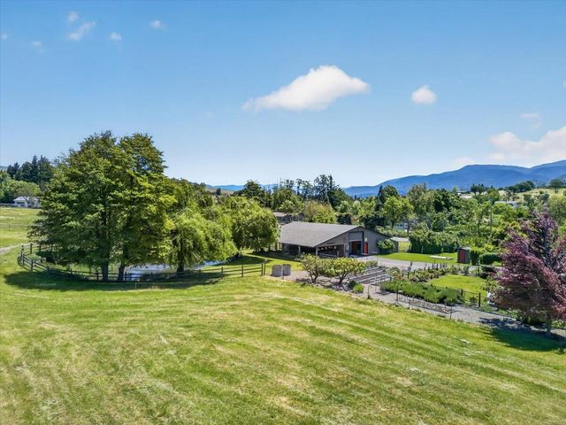 39 E Valley View Road, Ashland, OR 97520