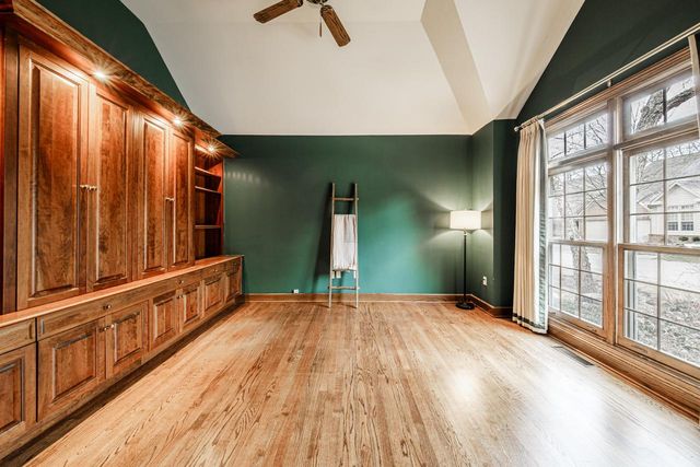 630 Park CIRCLE, Elm Grove, WI 53122