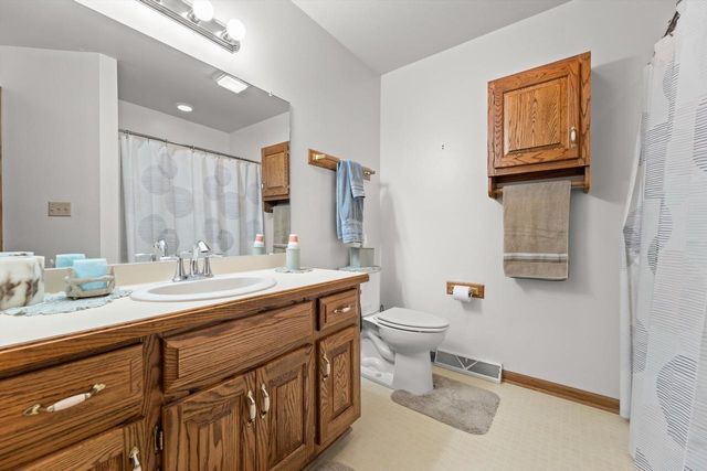 308 King William COURT, Waukesha, WI 53186