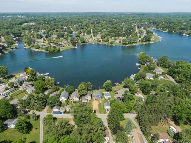 3515 Highland Boulevard, Highland Charter Township, MI 48356