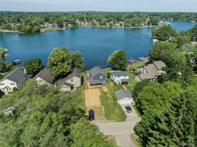 3515 Highland Boulevard, Highland Charter Township, MI 48356