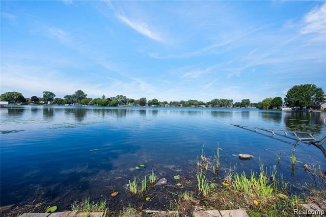 3515 Highland Boulevard, Highland Charter Township, MI 48356