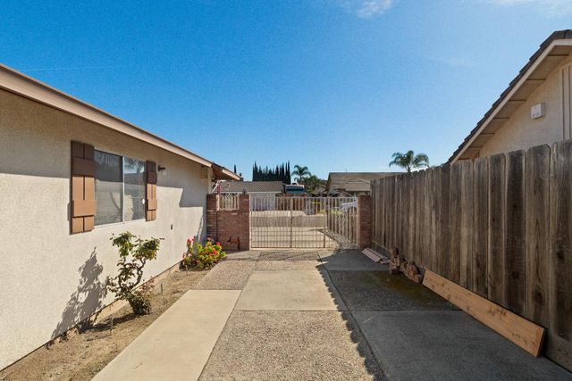 1001 Zinfandel Pl, Modesto, CA 95351