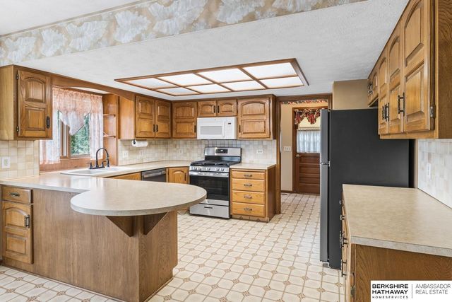 707 S Fillmore Street, Papillion, NE 68046