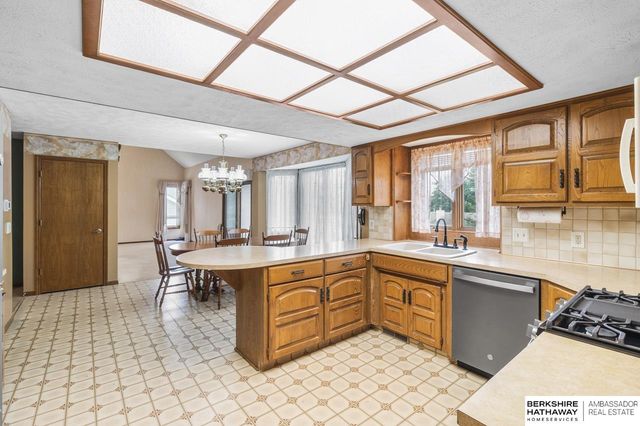 707 S Fillmore Street, Papillion, NE 68046
