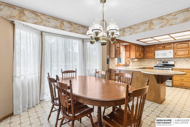 707 S Fillmore Street, Papillion, NE 68046