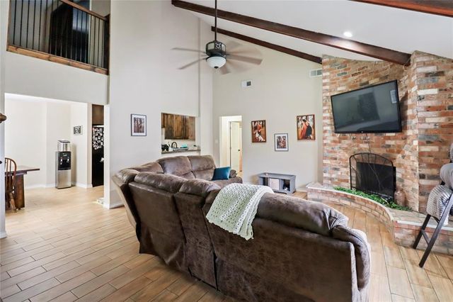 107 Oak Colony Drive, Angleton, TX 77515