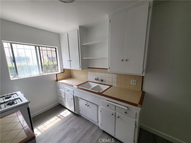 6821 11th Ave., Los Angeles, CA 90043