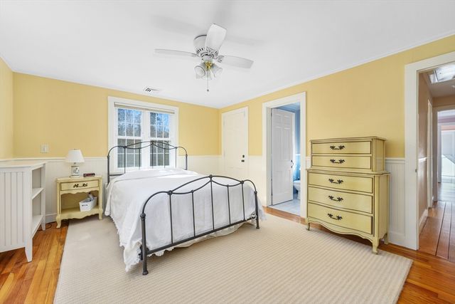 129 Park Ave, Barnstable, MA 02632