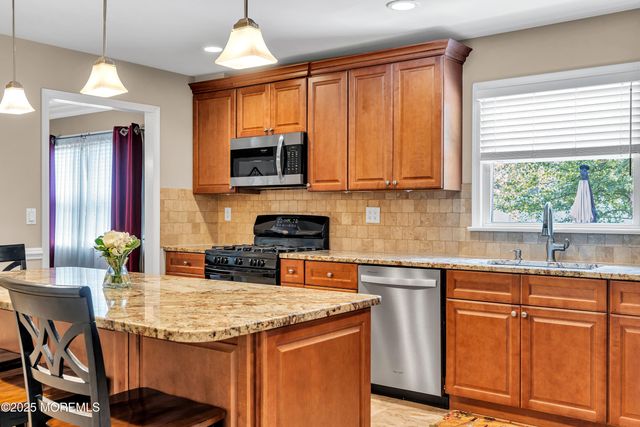 17 Acorn Drive, Middletown, NJ 07748