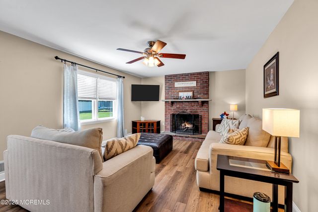 17 Acorn Drive, Middletown, NJ 07748