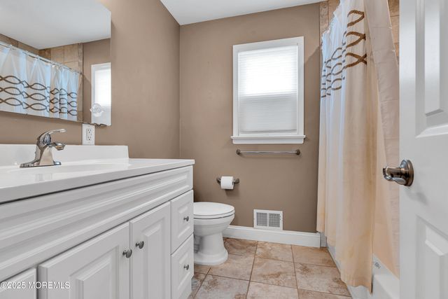 17 Acorn Drive, Middletown, NJ 07748