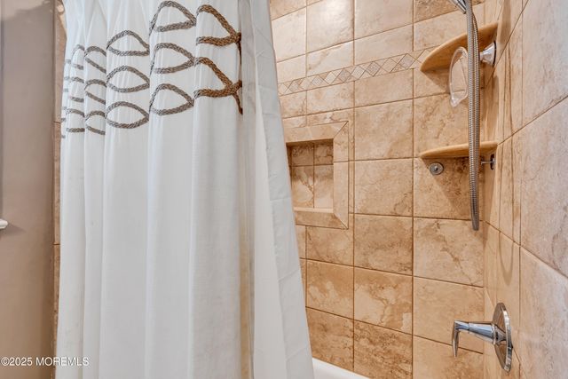 17 Acorn Drive, Middletown, NJ 07748