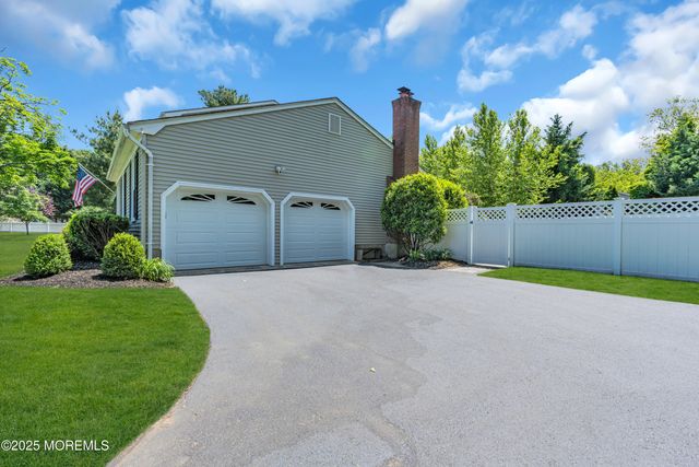17 Acorn Drive, Middletown, NJ 07748