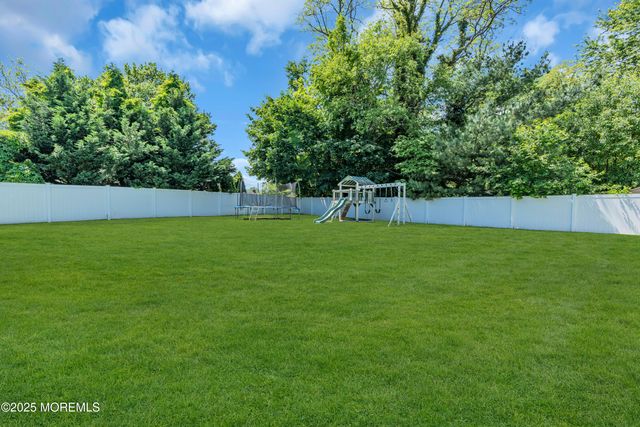 17 Acorn Drive, Middletown, NJ 07748