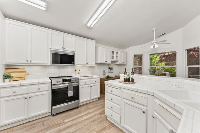 3900 Green Forest Ln, Sacramento, CA 95821