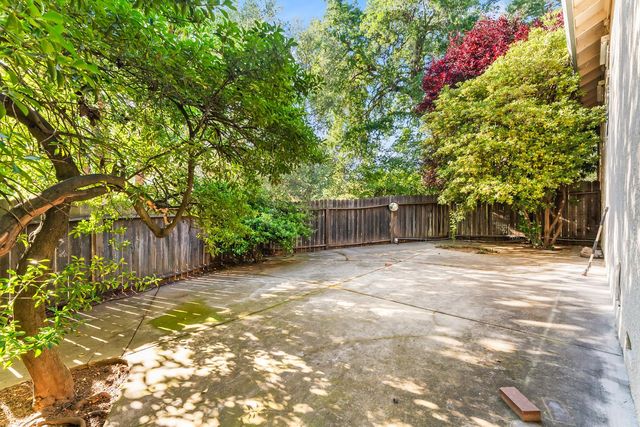 3900 Green Forest Ln, Sacramento, CA 95821