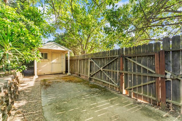 3900 Green Forest Ln, Sacramento, CA 95821