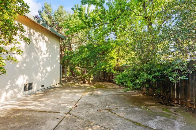 3900 Green Forest Ln, Sacramento, CA 95821