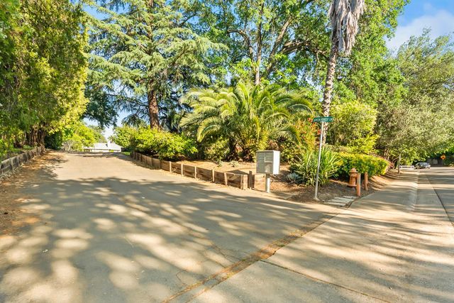 3900 Green Forest Ln, Sacramento, CA 95821
