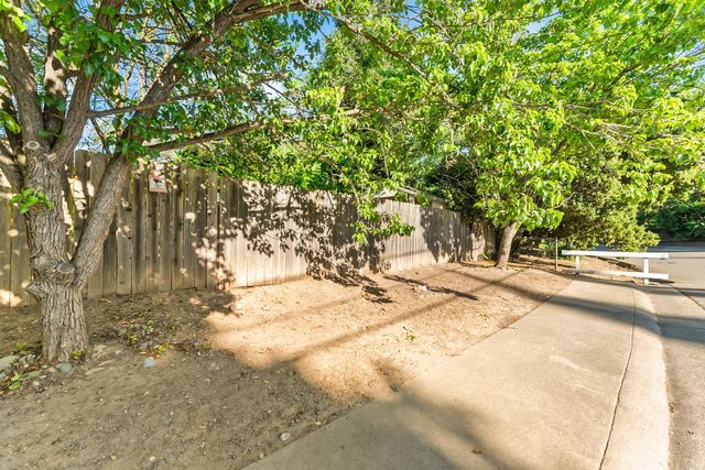 3900 Green Forest Ln, Sacramento, CA 95821