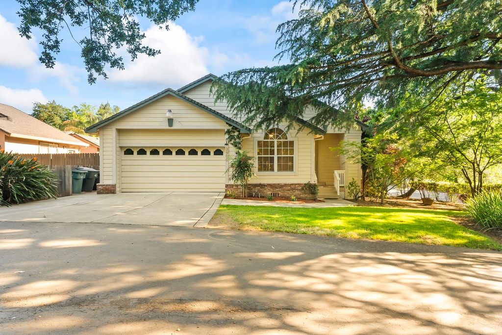 3900 Green Forest Ln, Sacramento, CA 95821