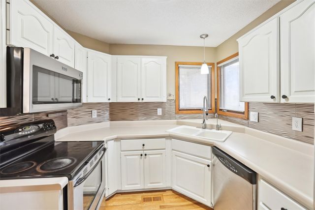 1070 50th Street 12A, West Des Moines, IA 50266