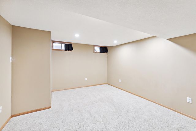 1070 50th Street 12A, West Des Moines, IA 50266