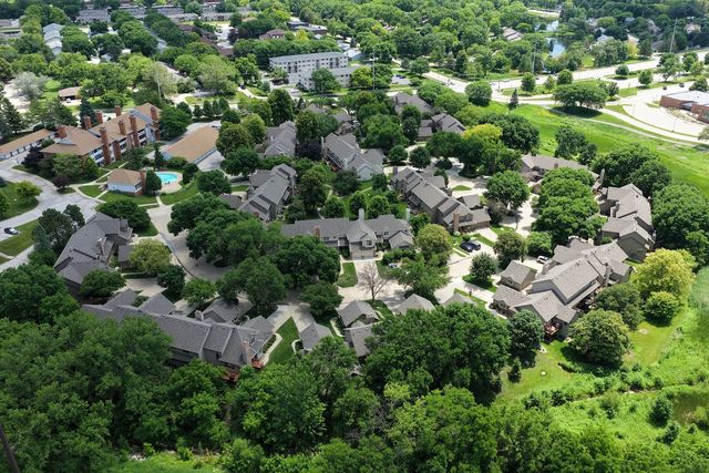 1070 50th Street 12A, West Des Moines, IA 50266