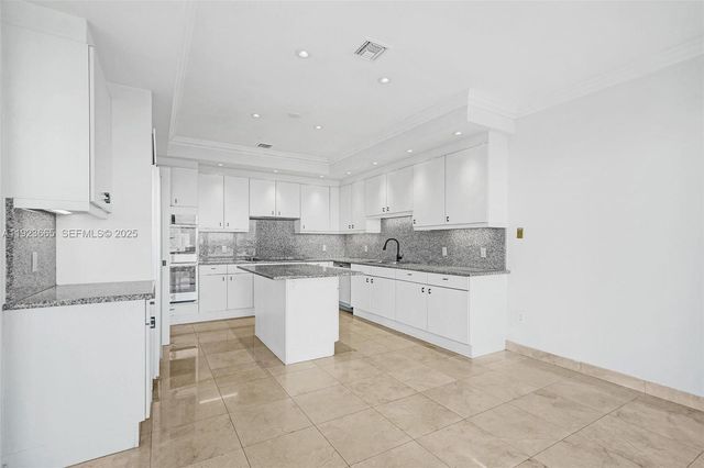 10101 Collins Ave 17A, Bal Harbour, FL 33154