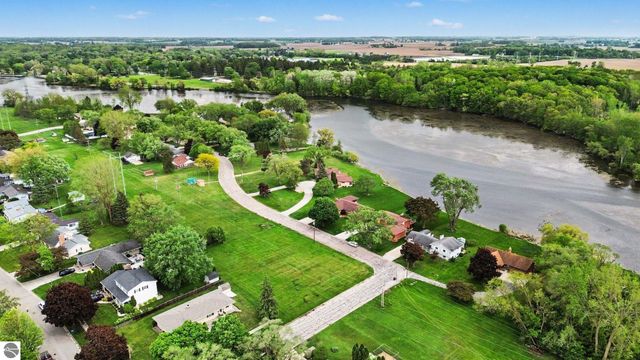 937 Riverview Drive, Alma, MI 48801