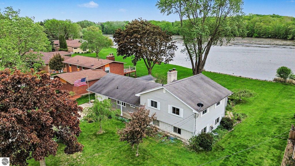 Image 1 of property listing at 937 Riverview Drive, Alma, MI 48801